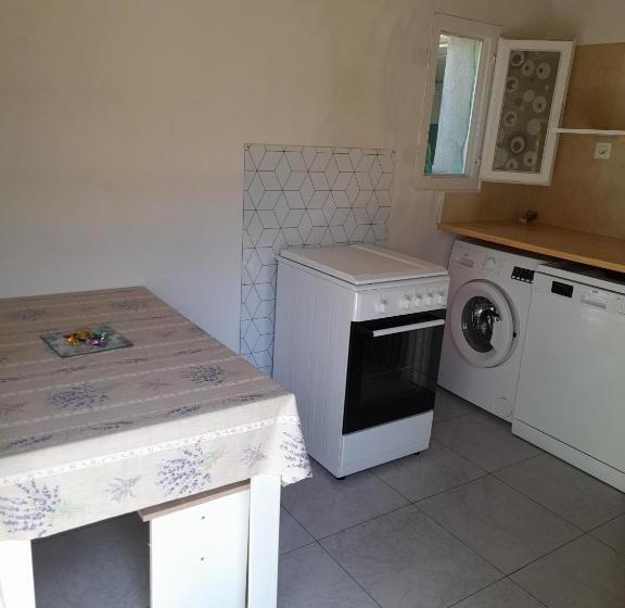 غرفة قياسية رباعية مطلة على الحديقة, Chambres D Hôtes Chez Cécile à Lagnes