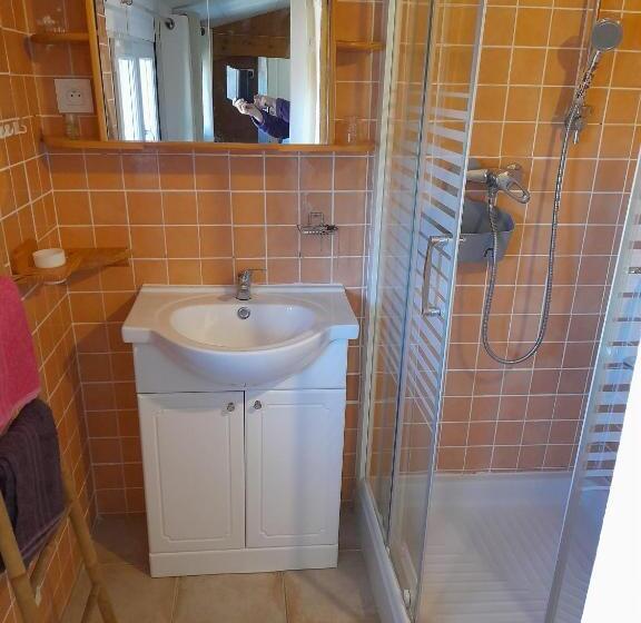 غرفة عائلية مطلّة علي الحديقة, Chambres D Hôtes Chez Cécile à Lagnes