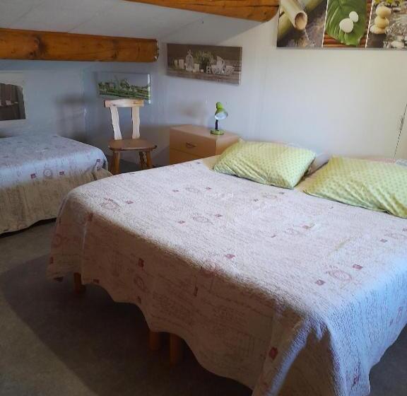 غرفة عائلية مطلّة علي الحديقة, Chambres D Hôtes Chez Cécile à Lagnes