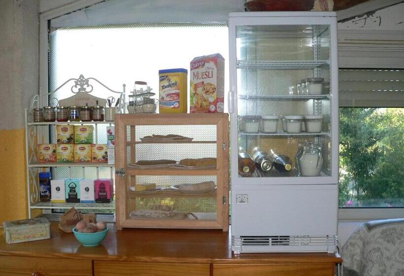 غرفة قياسية رباعية مطلة على الحديقة, Chambres D Hôtes Chez Cécile à Lagnes