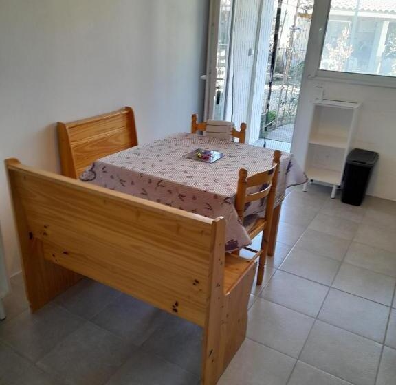 Семейный Номер Вид на Сад, Chambres D Hôtes Chez Cécile à Lagnes