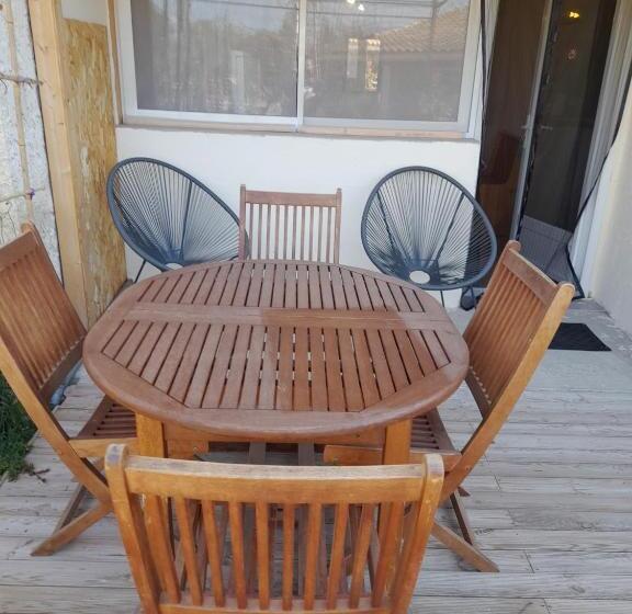 غرفة عائلية مطلّة علي الحديقة, Chambres D Hôtes Chez Cécile à Lagnes