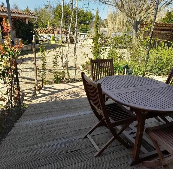 غرفة عائلية مطلّة علي الحديقة, Chambres D Hôtes Chez Cécile à Lagnes