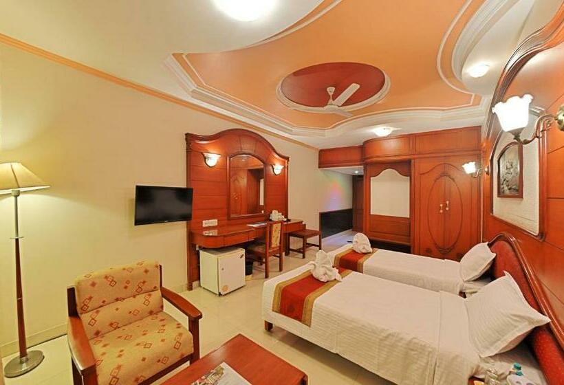 小型套房, Gnanam