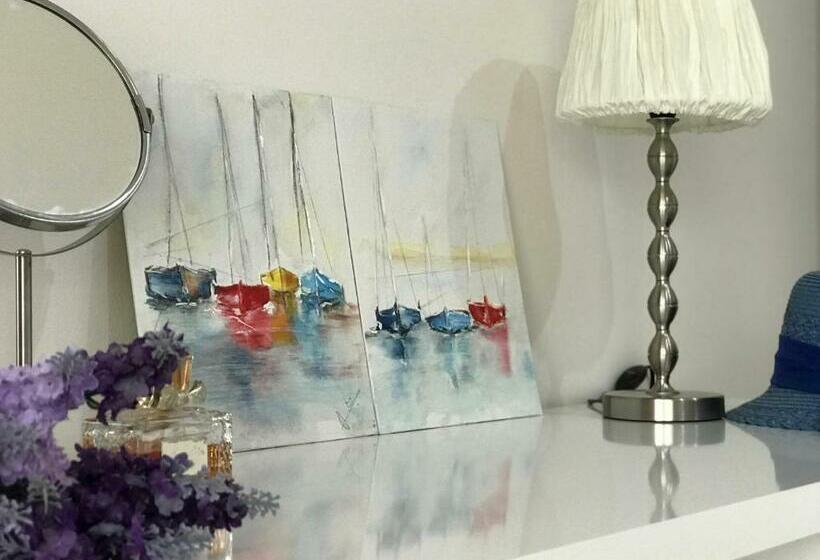 غرفة قياسية مزوَّدة بشُرفة, Joy