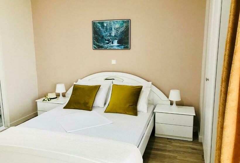 غرفة قياسية مزوَّدة بشُرفة, Joy