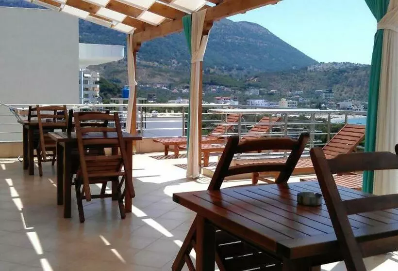 Deluxe Kolmen Hengen Huone Merinäkymä, Vila Kosteli