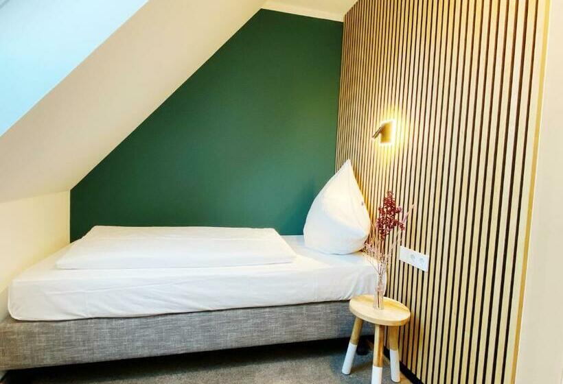 غرفة قياسية فردية, Xenia Flensburg