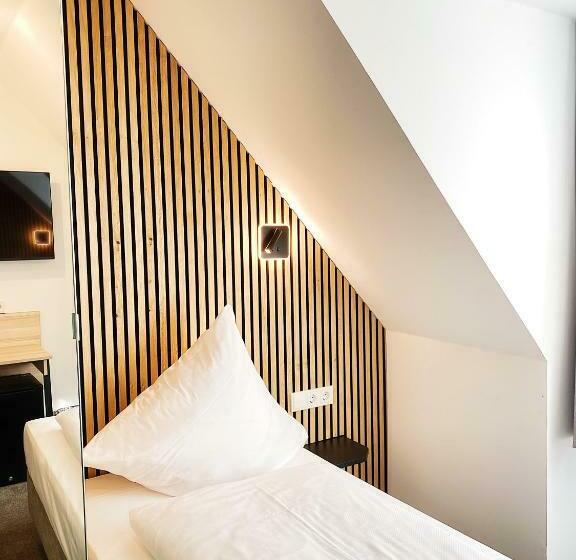 غرفة قياسية فردية, Xenia Flensburg