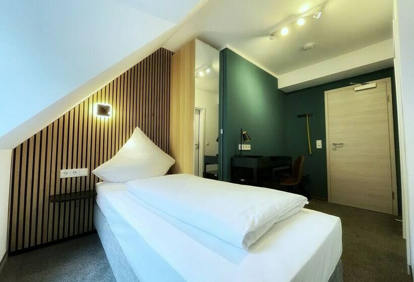 غرفة قياسية فردية, Xenia Flensburg