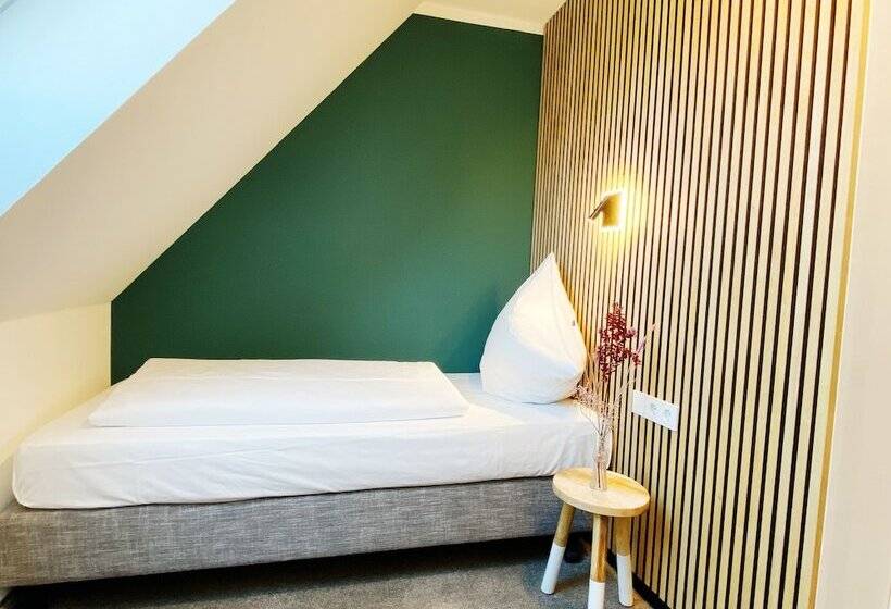 غرفة قياسية فردية, Xenia Flensburg