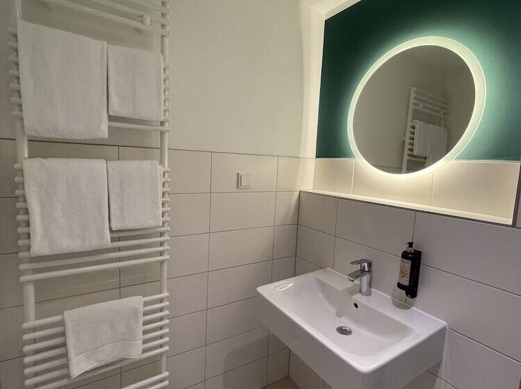 غرفة قياسية فردية, Xenia Flensburg