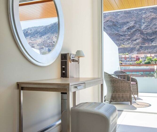 Номер Superior Вид на Бассейн, Radisson Blu Resort & Spa, Gran Canaria Mogan