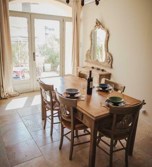 إستوديو ديلوكس, Ancienne Maison Des Gardes
