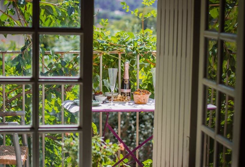 غرفة قياسية مزوَّدة بشُرفة, Ancienne Maison Des Gardes