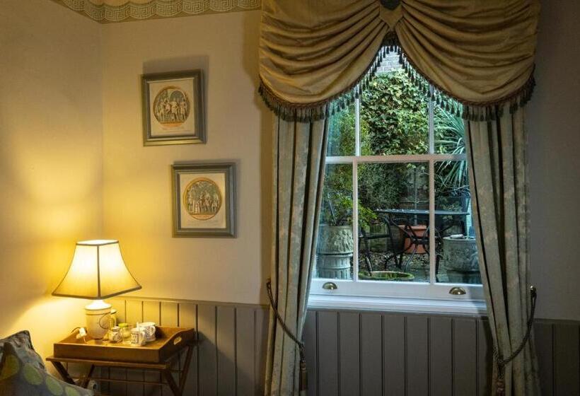 标准间, Britannia House