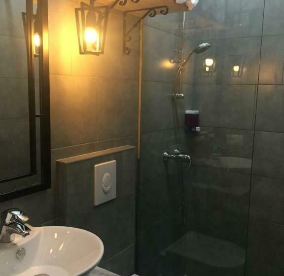 חדר סטנדרט, Antigone