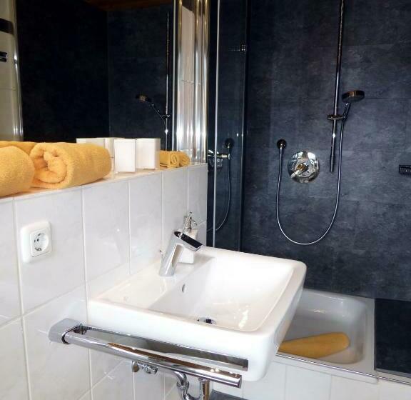 اتاق لوکس با بالکن, Engel