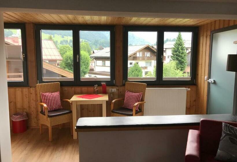 اتاق لوکس با بالکن, Engel