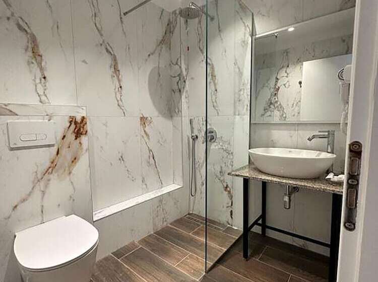 Habitació Triple Estàndard amb Balcó, Kompleks Joni