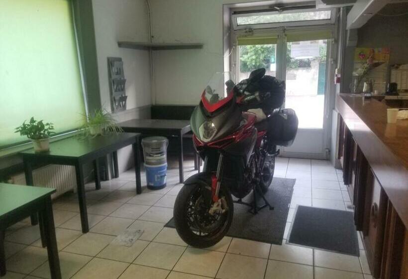 标准单人间, Le Tram