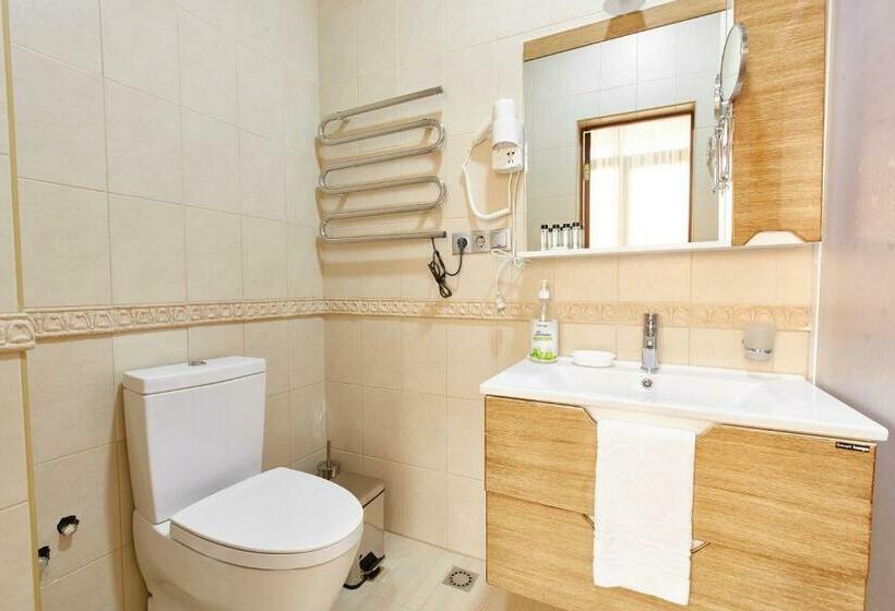 اتاق سوپریور با بالکن, Leon Boutique