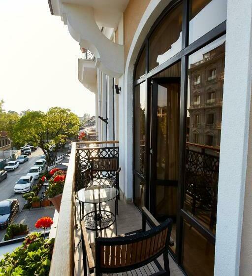 سوئیت با بالکن, Leon Boutique