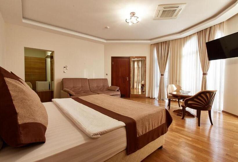 سوئیت با بالکن, Leon Boutique