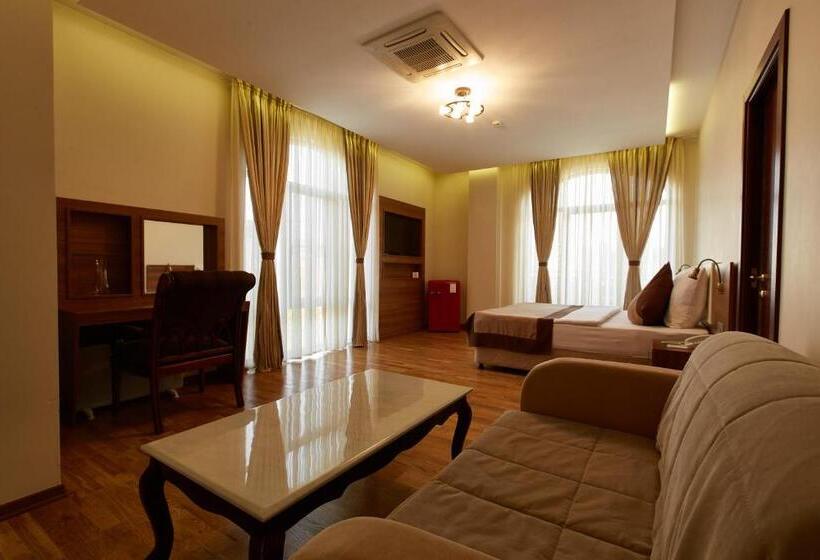 سوئیت با بالکن, Leon Boutique