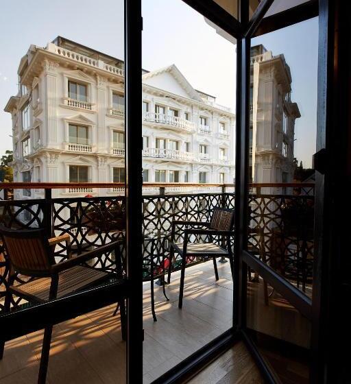 سوئیت با بالکن, Leon Boutique