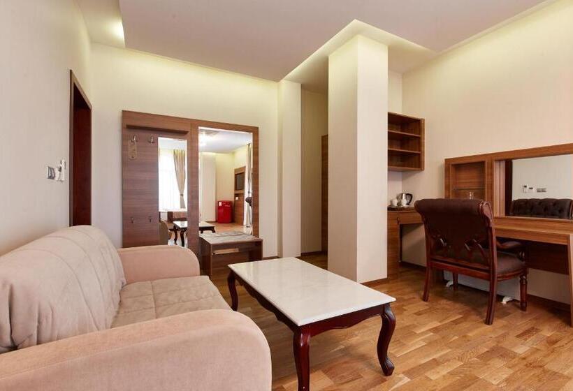 سوئیت با بالکن, Leon Boutique