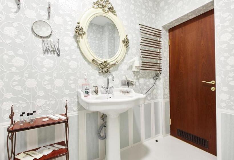 سوئیت با بالکن, Leon Boutique