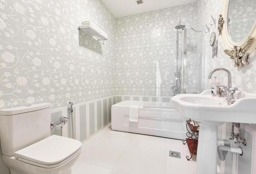 سوئیت با بالکن, Leon Boutique