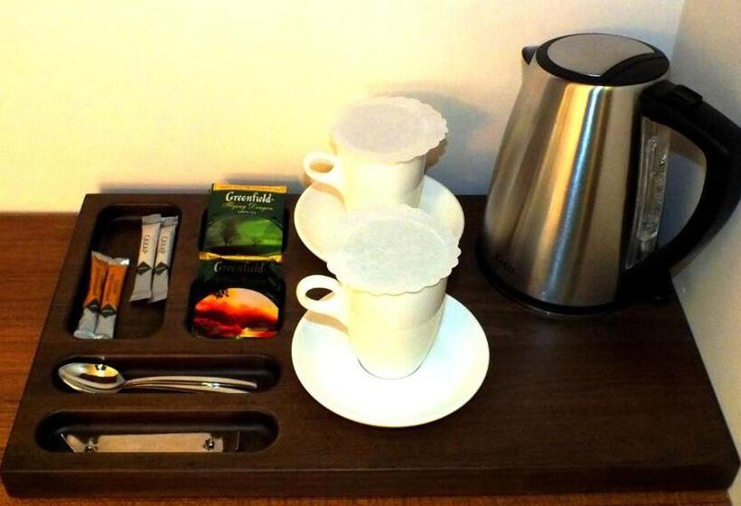 سوئیت با بالکن, Leon Boutique