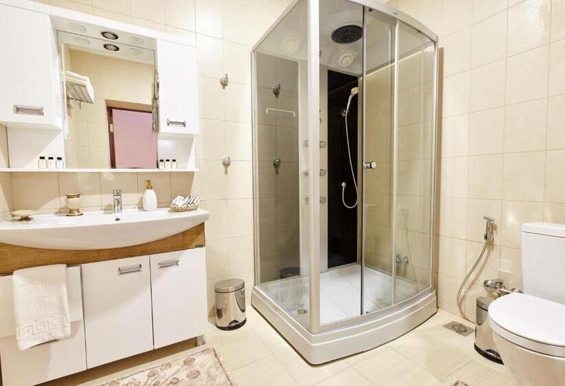 اتاق خانوادگی, Leon Boutique