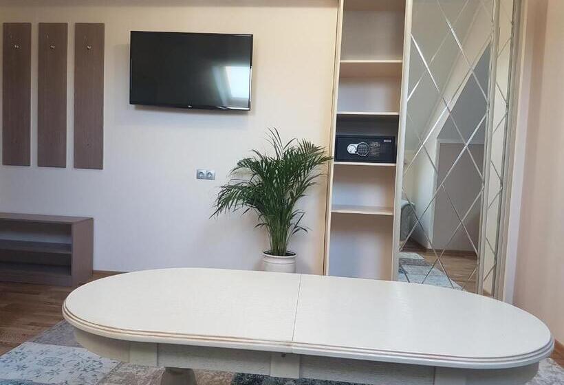 اتاق خانوادگی, Leon Boutique