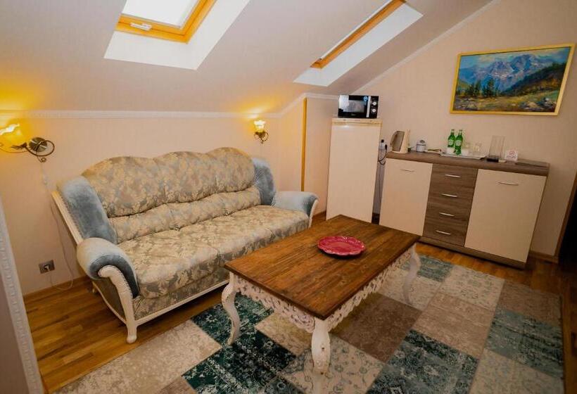 اتاق خانوادگی, Leon Boutique