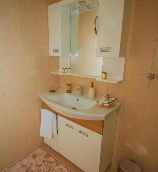 اتاق خانوادگی, Leon Boutique