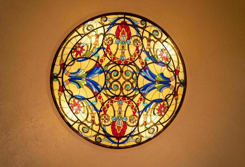 سوییت, Leon Boutique