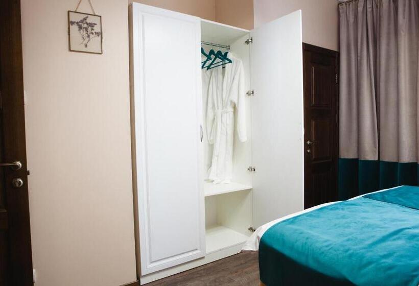 Deluxe Room with Hot Tub