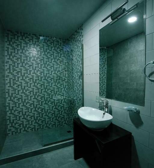 اتاق استاندارد با بالکن, Rero