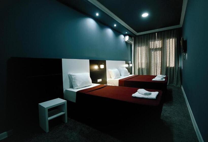 اتاق استاندارد سه تخته با بالکن, Rero