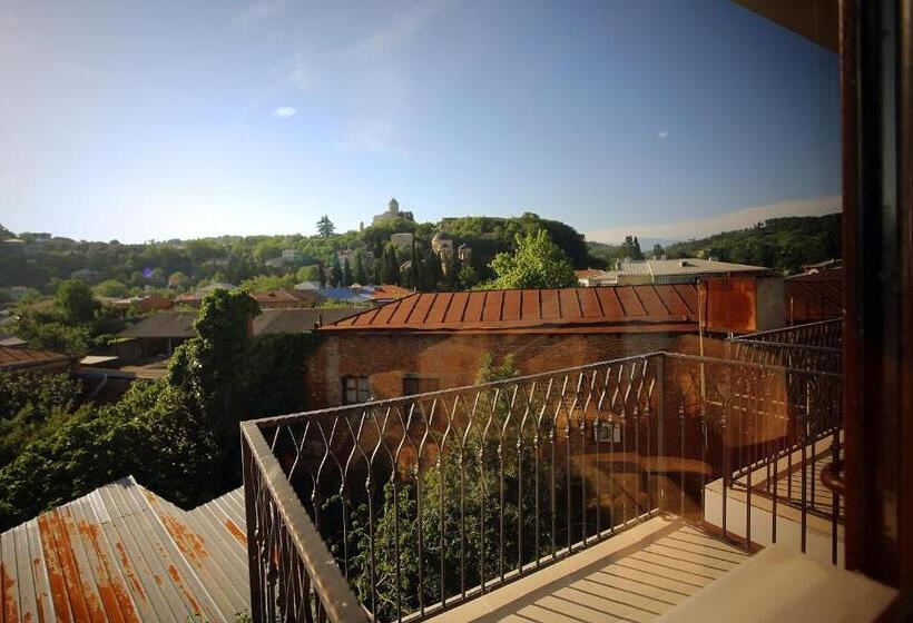 اتاق استاندارد سه تخته با بالکن, Rero