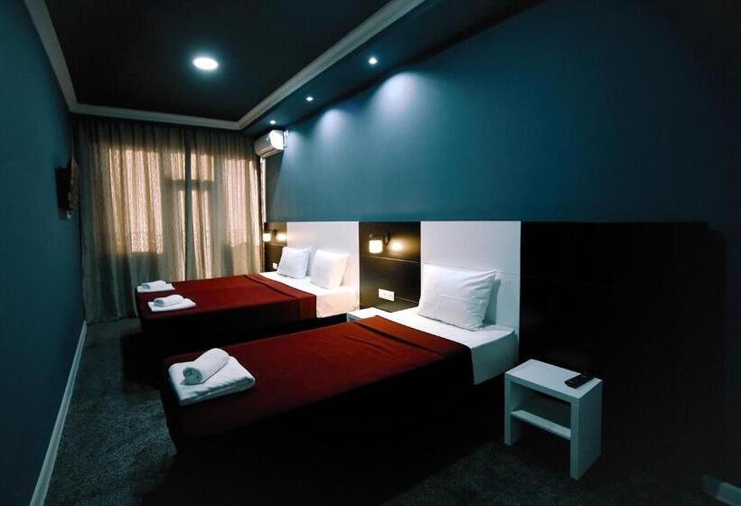 اتاق استاندارد سه تخته با بالکن, Rero