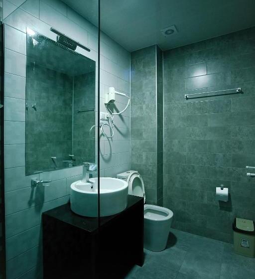 اتاق استاندارد سه تخته با بالکن, Rero