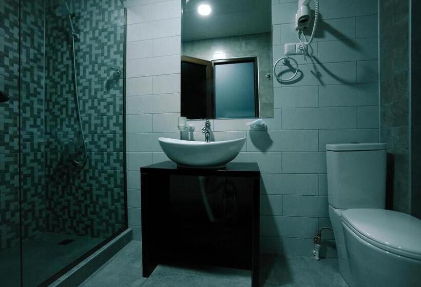 اتاق لوکس با بالکن, Rero