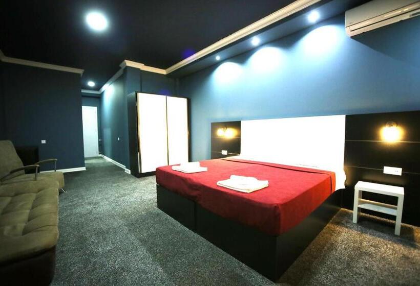 اتاق لوکس با بالکن, Rero