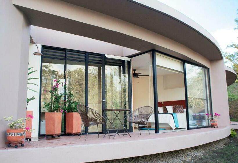 جناح جونيور, Casa Ambrosia