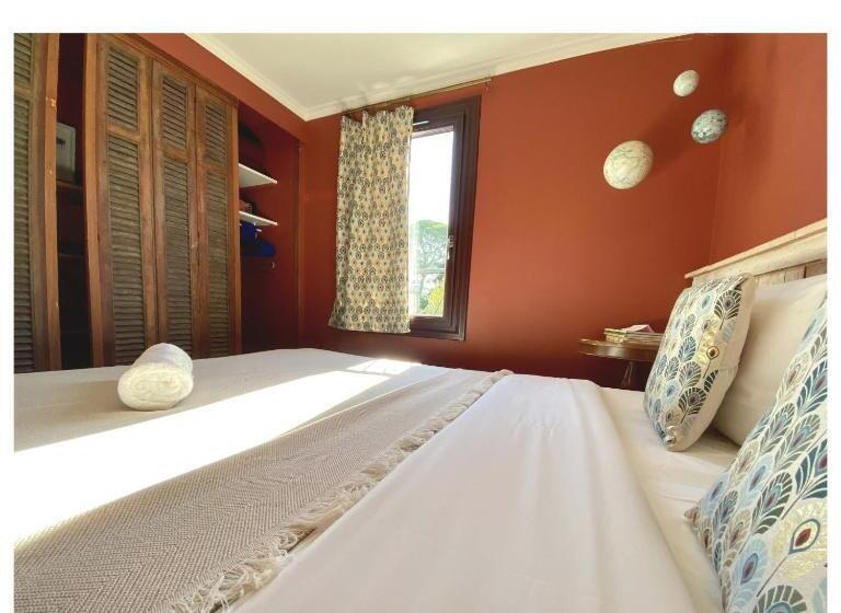 جناح مزوَّد بشرفة, La Jabotte