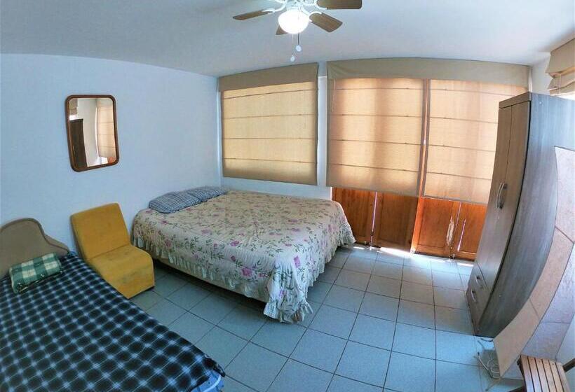 غرفة قياسية مطلّة علي حمام السباحة, Waves Surf Camp Peru